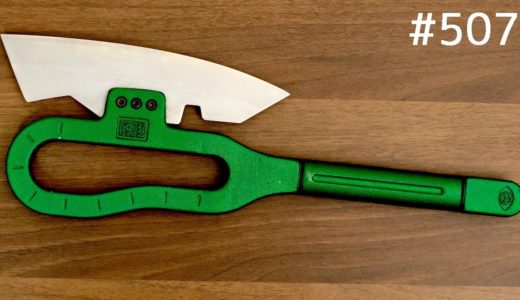 新しい包丁を持ち（料理の）扉を開く。New kitchen knife. Japanese unique products