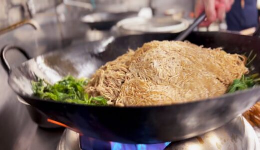 中華料理店のまかないは料理人の創作センスが試される場である。よもぎ焼きそば　Fried Soba with Mugwort