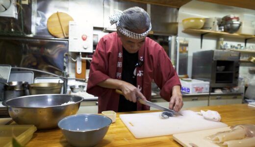 【料理人歴55年】職人技が光る「イカの捌き方」